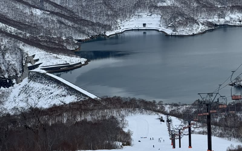 從高處俯瞰神樂滑雪場的雪道與湛藍的田代湖