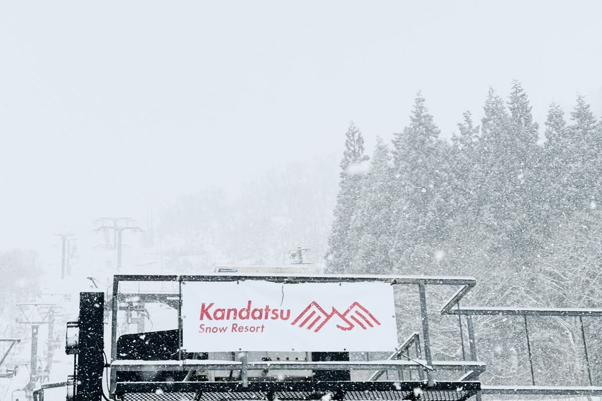 神立滑雪場的 Kandatsu Snow Resort 招牌立於纜車站頂端，大雪紛飛