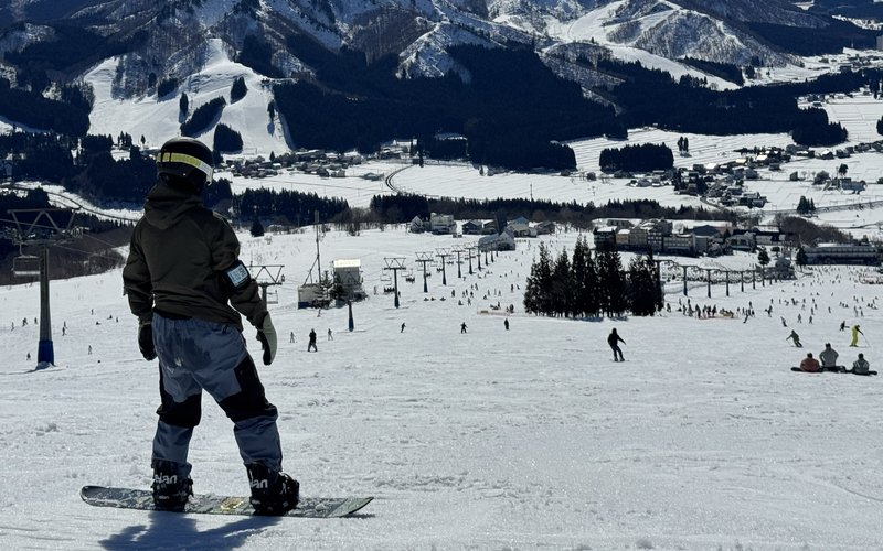 岩原雪場的村落與纜車線，遠方是層疊雪山
